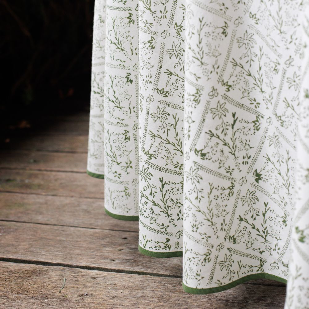 India Hicks Home Sea Ferns & Domino Hunter Green Tablecloth - Image 4